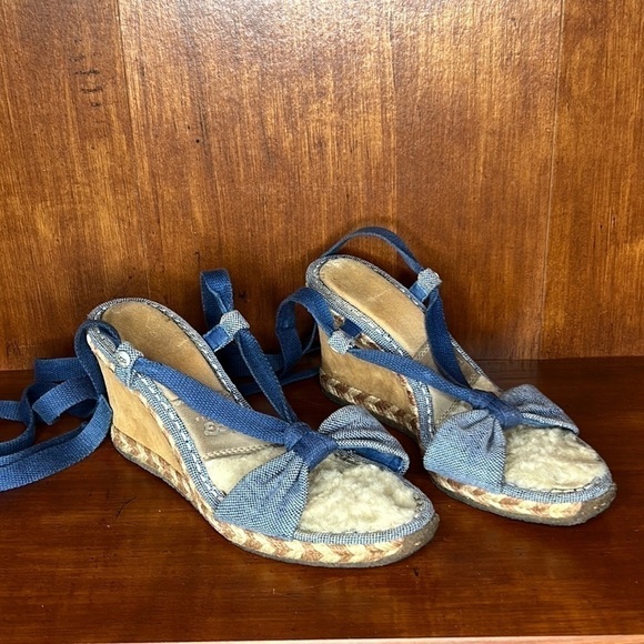 UGG AMELIE ESPADRILLE TIE UP ANKLE BLUE & TAN CASUAL WEDGE HEELS SIZE 8 - Picture 1 of 10